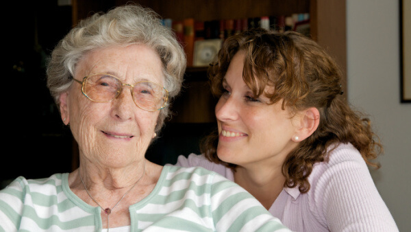 Alzheimer: Cuidados en el Hogar - Freundliche Seniorin mit Enkelin Alzheimer: Cuidados en el Hogar - Freundliche Seniorin mit Enkelin