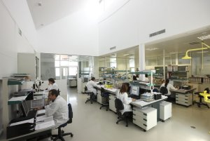 NeuronBioPharma. NeuronBioPharma. Técnicos de Neuron Biopharma trabajan en uno de los laboratorios de la empresa en el PTS. :: IDEAL