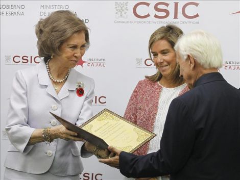 La Reina Sofía de España, junto con Doña Ana Mato Adrover, ministra de sanidad, le entregó el IV Diploma Cajal por su contribución a las neurociencias y sus aportaciones al conocimiento del funcionamiento cerebral.