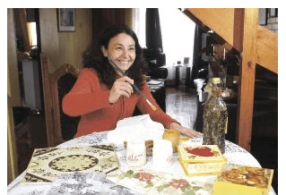 "Estoy contenta porque tengo tanto amor alrededor", dice María Elena. Está aprendiendo a hacer artesanías con vecinas, y su marido e hijos son un estímulo constante. "Esta enfermedad me ha permitido estar más cerca de mis hijos", reflexiona. CHRISTIAN ZÚÑIGA