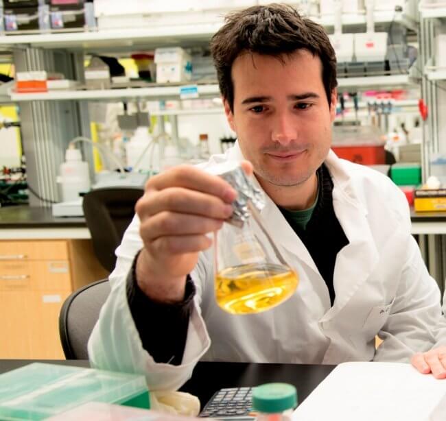 El investigador Carlos Cruchaga en su laboratorio. Robert J. Boston Photographs. carlos-cruchaga-washington