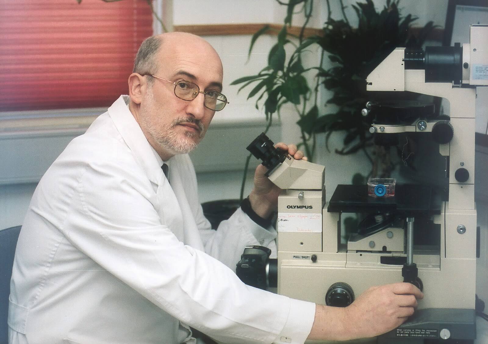 Un grupo de científicos españoles, dirigidos por el doctor Ramón Cacabelos, ha diseñado la primera vacuna contra el alzheimer capaz de prevenir la enfermedad o revertir sus manifestaciones cuando ya se ha desarrollado, tal y como han evidenciado los ensayos realizados en ratones transgénicos. Agencia EFE. Enero de 2013