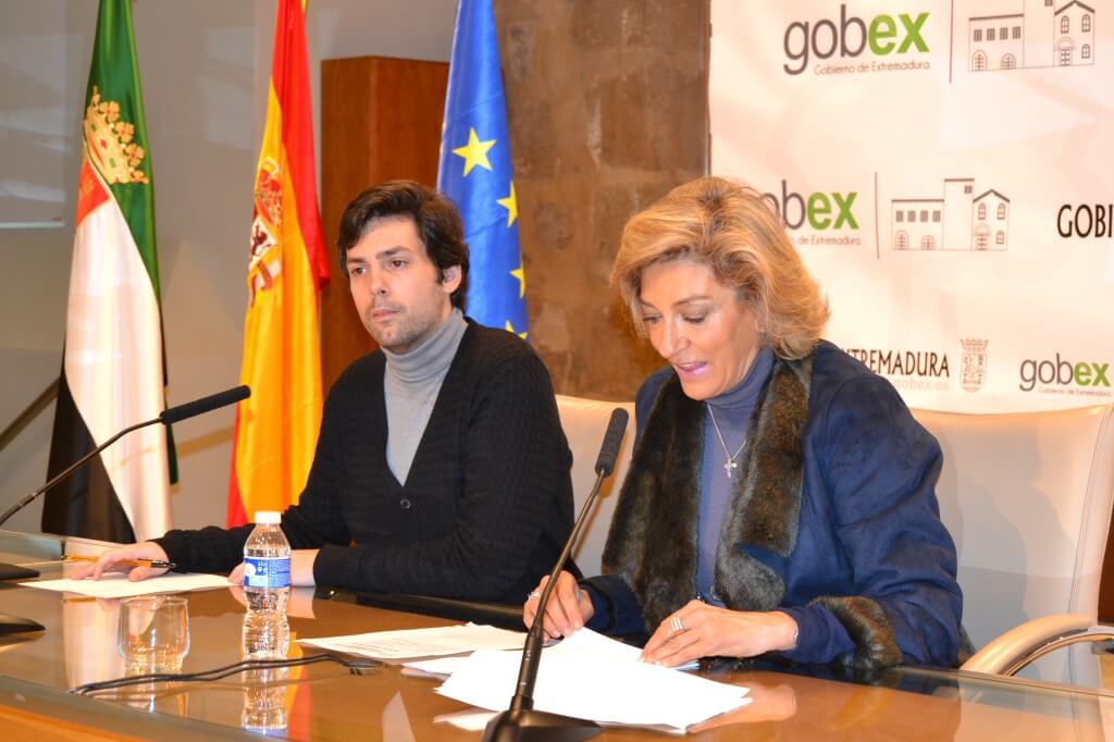 La directora gerente del SEPAD, Cristina Herrera, y el musicoterapeuta Manuel Sequera, de la sociedad “Huella Sonora”, entidad que llevará a cabo el programa, han presentado esta iniciativa, que se pondrá en marcha dentro de los programas de envejecimiento activo de este servicio. La directora gerente del SEPAD, Cristina Herrera, y el musicoterapeuta Manuel Sequera, de la sociedad “Huella Sonora”, entidad que llevará a cabo el programa, han presentado esta iniciativa, que se pondrá en marcha dentro de los programas de envejecimiento activo de este servicio.