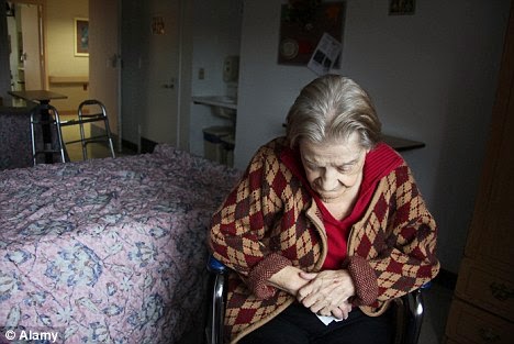 El distanciamiento del enfermo de Alzheimer en las primeras fases obedece a su percepción de déficits, los cuales comienzan a ser visibles en situaciones de intercambio social.