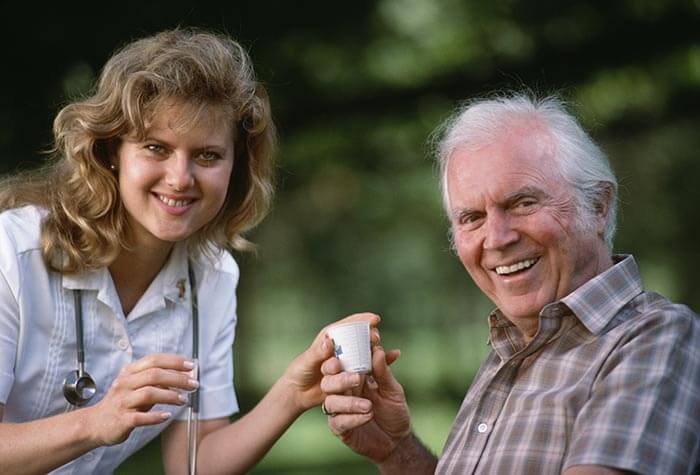 La enfermería geronto-geriátrica ayuda al adulto mayor y sus cuidadores a enfrentar el proceso de envejecimiento (Imagen: salud180.com)