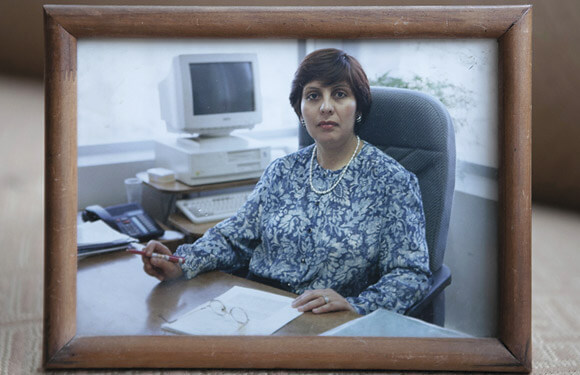 A los 50 años, Carmen Gloria era una reconocida asistente social que trabajaba en la cancillería (en la foto, arriba). Pero en 2012, el alzhéimer la obligó a jubilar. “Siempre fui una persona que quería salir para arriba desde lo intelectual, pero esta enfermedad me ganó”, dice hoy con dificultad.