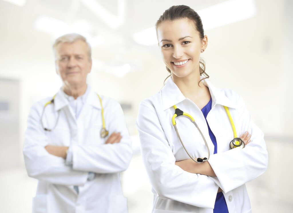 Cuidar de un ser querido Cuidar de un ser querido. Close-up of a female doctor smiling with arms crossed while standing at clinic.