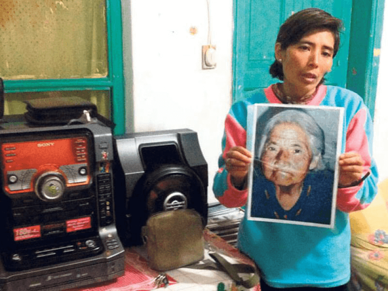 Desaparecidos Alzheimer. Drama familiar que nos recuerda lo vulnerables que somos En su casa ubicada junto a La Basílica, Isabel Cabrera muestra la fotografía de su madre. Foto: EL COMERCIO