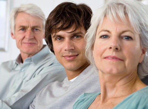 Genética y Alzheimer. El alzhéimer rara vez se hereda. En estos casos, la enfermedad se produce antes de los 65 años y se dan varios casos en la misma familia (enfermedad de Alzheimer familiar). Genética y Alzheimer