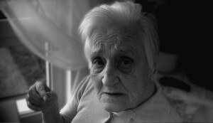 Carfología una de los sintomas psicológicos y conductuales de las demencias (SPCD). Poco frecuente pero vinculada al padecimiento de delirio.
