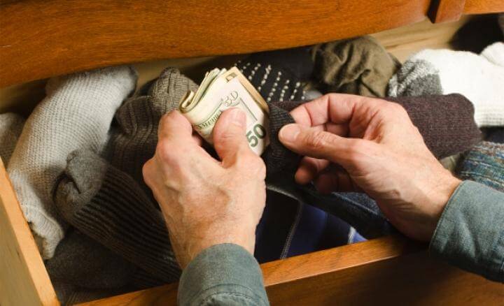 La Suspicacia en Enfermos de Alzheimer Escondiendo dinero medias