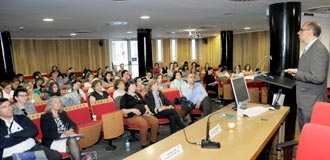La Jornada se celebró en el salón de actos del Hospital General de Segovia. / (eladelantado.com) kamarero