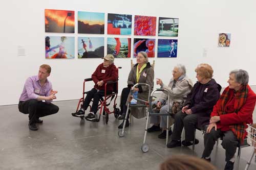 Programas de Arte que Ayudan a los Enfermos de Alzheimer. Situaciónes en la que pueden apreciar el sentimiento de orgullo, el sentido de sí mismos y alegría